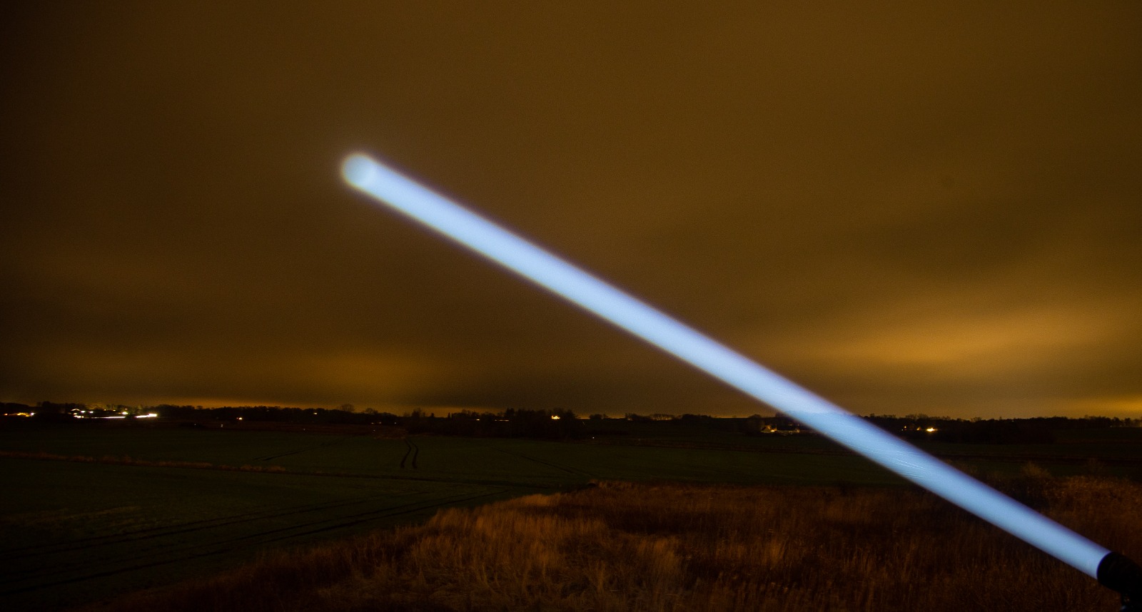 betalight-b50-using-beam-light-to-the-sky