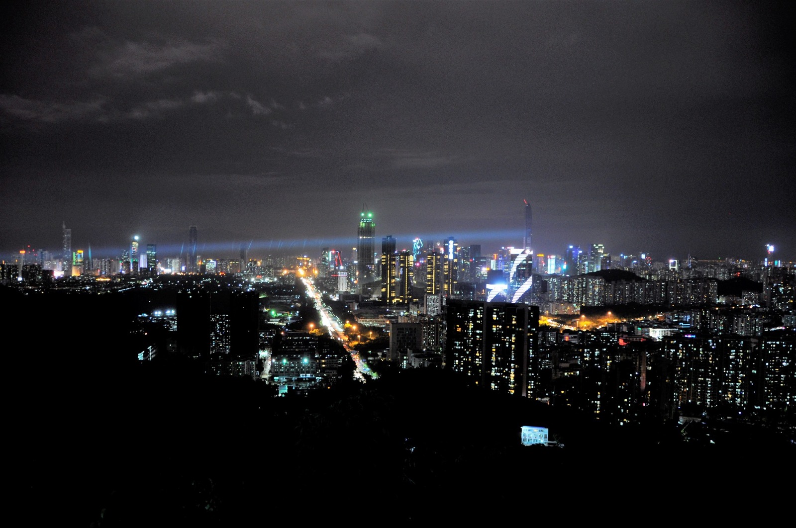 Betalight-searchlight-in-action Betalight B50 beaming across a city skyline