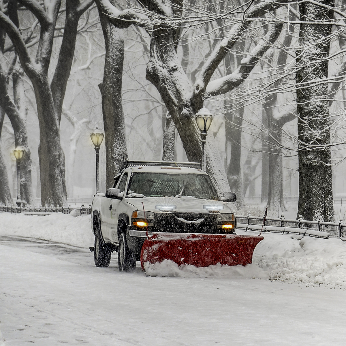 snowplow-lights-Application-on-snowplow Snowplow Lights on the hood of a snowplow truck